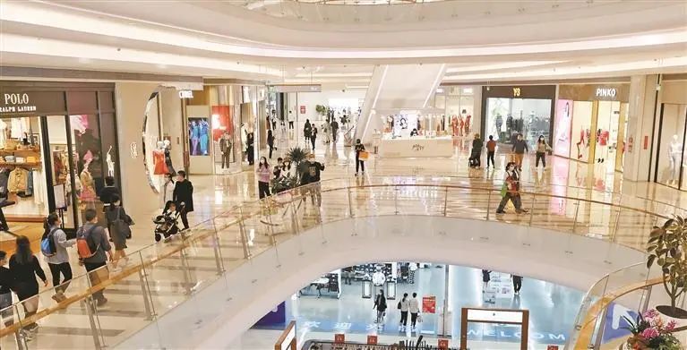 激发经济活力 建设消费中心