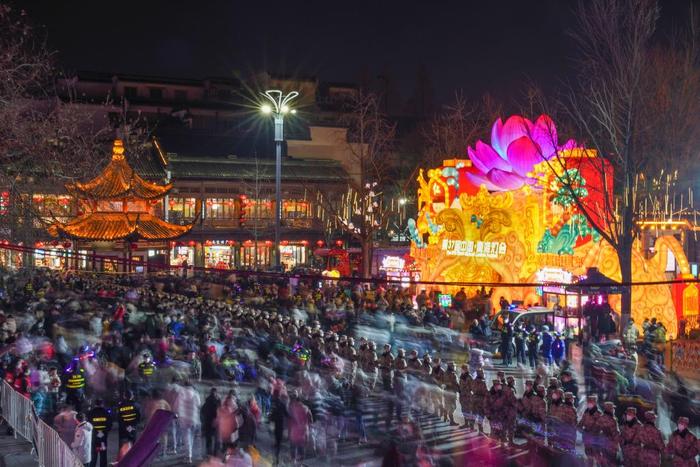 　　游客在南京夫子庙景区观景赏灯（2月4日摄）。新华社记者李博 摄
