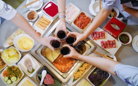接新生、送福利，海底捞已经和首批“05后”大学生玩在一起了！