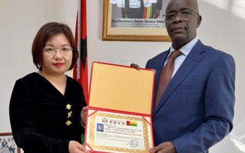 几内亚比绍共和国聘请向凌云教授为经济文化交流使者