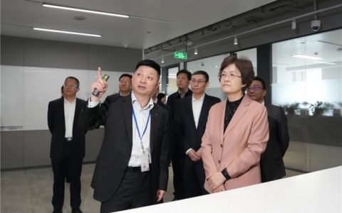 重庆市政协主席程丽华走访调研富民银行