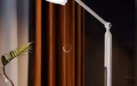 兰帕L-985全光谱护眼灯 解决学生“眼镜胖墩墩”问题