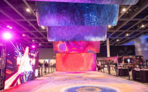 中国艺术家戈鲁百米巨作登上时代广场大屏，引发轰动