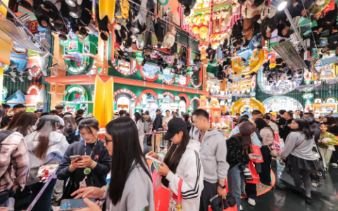 名创优品战略成效全面释放：“腾笼换鸟”开大店，双轮IP驱动全球化