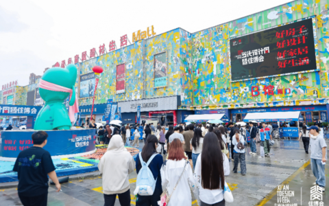 国际知名服饰品牌优衣库重磅官宣，首次携手丹麦浪漫主义设计师Cecilie Bahnsen推出UNIQLO and Cecilie Bahnsen 2026春夏系列。该设计师同名品牌以其独特的女性美学与浪漫风格备受全球瞩目，以兼具当代质感与经典恒久的设计视角，打造值得日常穿着与珍藏的女装单品。本季全新合作系列以“把诗意穿进日常”为主题，将Cecilie Bahnsen的高级设计美学和精湛工艺，与优衣库一贯秉持的舒适穿着理念与品质面料相融合，打造令人心动的浪漫日常单品。本系列已于2026年5月22日在优衣库中国大陆地区线下实体门店、天猫优衣库官方旗舰店、京东优衣库UNIQLO、抖音掌上优衣库旗舰店、掌上优衣库发售。(注：部分款式仅在部分门店有售，具体贩售商品和款式以门店实际售卖为准。)      设计师Cecilie Bahnsen表示：“非常开心能与优衣库展开首次合作。我一直致力于设计出能够日常穿着、佩戴并且珍藏的服装，这也正和优衣库LifeWear服适人生的理念不谋而合。我很期待能够通过这次合作系列，与世界各地众多女性分享这一理念。这次与Louise & MariaThornfeldt的合作也让我感觉十分特别，她们自然地诠释了Cecilie Bahnsen品牌中‘姐妹关系’的这一核心情感联结，以及我们希望通过这一系列作品所要表达的一切。”  迅销集团资深执行董事兼优衣库研发部门负责人胜田幸宏（Yukihiro Katsuta）表示：“2019年优衣库在丹麦哥本哈根开设首店时，我有幸结识Cecilie Bahnsen。她对待工艺的执着与创作理念当即打动了我，也一直期待着未来能有机会合作。时隔七年，这份长久以来的相识终于以这次合作系列的形式实现。这次合作系列我们将会以优衣库独有的视角，重新诠释Cecilie Bahnsen设计中所蕴含的温暖情感与精致的手工工艺。”    聚焦现代女性美学 为日常服饰注入浪漫诗意  本季合作系列女装延续Cecilie Bahnsen品牌标志性花卉、褶皱与廓形设计元素，交织柔和粉色与浪漫红色，呈现独特的浪漫风格与现代女性美学。采用高品质棉质与轻盈弹性面料，结合收腰剪裁、实用口袋、弹性腰部设计及可调节肩带等设计细节，打造兼顾舒适实穿性与浪漫造型感的上衣与裙装单品。  女装印花T恤：舒适棉质面料，前后点缀标志性花卉印花，为日常单品增添浪漫趣味。  女装刺绣贴花T恤：舒适棉质面料，胸前点缀立体刺绣花卉，兼具舒适穿着与多样搭配可能。  女装荷叶边T恤：舒适棉质面料，宽松廓形下摆设计，前后衣摆点缀荷叶边细节，胸前饰以立体刺绣花卉，舒适有型。  女装抽褶背心：轻盈弹性面料，抽褶设计贴合身形，荷叶边细节点缀袖口、腰部与下摆，标志性设计感细节尽显浪漫氛围，可与同系列裙装搭配演绎整体造型。  女装抽褶泡泡袖T恤：轻盈弹性面料，荷叶边点缀胸前、腰部与下摆，修身版型搭配廓形泡泡袖，轻松提升造型感，可与同系列裙装搭配演绎整体造型。  女装抽褶裙：轻盈弹性面料结合荷叶边与抽褶细节，弹性腰部设计，兼具舒适触感与挺括廓形，轻松打造多样造型搭配。  女装荷叶边T恤连衣裙 (短袖)：舒适棉质面料，宽松廓形，荷叶边细节点缀衣摆，左胸饰以立体刺绣花卉，两侧设有实用口袋，在舒适裙装的简约轮廓中尽展浪漫细节。  女装抽褶连衣裙：轻盈弹性面料结合抽褶与荷叶边设计，可调节肩带提升穿着灵活度，单穿叠穿两相宜，轻松演绎多样裙装造型。      首次合作推出童装系列 自在演绎浪漫亲子造型  设计师Cecilie Bahnsen作为母亲，对童装始终保持关注，并在此次合作中以女装设计语言为延伸，推出首个女童系列。采用轻柔亲肤材质与宽松廓形设计，并融入实穿细节，在兼具设计感与舒适度的同时带来更自由轻松的穿着体验。系列包含T恤、连衣裙及裙裤款式，并均可与女装系列进行呼应搭配，呈现浪漫亲子造型的联动感。  女童印花T恤：舒适棉质面料，胸前标志性花卉印花打造视觉亮点，为日常单品增添童趣诗意。  女童荷叶边T恤：舒适棉质面料，胸前点缀花卉刺绣，腰间荷叶边细节拼接宽松下摆设计，兼具舒适穿着与可爱细节。  女童抽褶裙裤：轻盈弹性面料搭配短裤衬里，质地柔软可安心穿着，设有实用侧袋，兼具设计感与灵活性。  女童荷叶边连衣裙 (短袖)：舒适棉质面料，宽松廓形下摆，前后均饰以荷叶边细节，胸前立体花卉刺绣，并加入实用口袋细节，在舒适裙装的简约轮廓中尽展浪漫细节。  女童抽褶连衣裙 (无袖)：轻盈弹性面料结合抽褶与荷叶边设计，搭配可调节肩带与实用侧袋，舒适好穿。单穿叠穿两相宜，轻松演绎多样裙装造型。      关于UNIQLO and Cecilie Bahnsen合作系列  UNIQLO and Cecilie Bahnsen合作系列将设计师Cecilie Bahnsen同名品牌标志性的现代女性美学、诗意廓形与精致工艺，与优衣库一贯注重的简约、实用而富有巧思的设计理念相结合，为女性及女孩打造令人心动的浪漫日常单品。        关于Cecilie Bahnsen  Cecilie Bahnsen 品牌创立于2015年，总部位于哥本哈根，是一个融合丹麦斯堪的纳维亚极简美学与高级定制工艺的高级成衣品牌，构建出兼具轻盈、廓形与当代女性美学的标志性风格，在全球范围内广受关注。品牌目前已进入全球超过125家精选零售渠道，并在不断拓展国际市场版图，逐步建立起稳定且具有辨识度的全球受众群体。其设计以细腻感与工艺性之间的平衡见长，在当代奢侈时装语境中形成清晰定位。  设计师 Cecilie Bahnsen 的行业影响力亦获得持续认可。2023年，她入选权威行业榜单 BoF 500，被评为时尚产业最具影响力人物之一；她亦曾入围备受瞩目的 LVMH Prize，并荣获丹麦年度新兴时装设计师奖项 Magasin du Nord Fashion Prize。