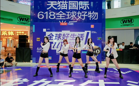 昨天解放碑这场UP派对有点嗨：空翻斗舞、百人随舞、全球好礼打卡就送