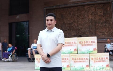 暖洋葱家庭教育李楠老师带队公益行，暖心敬老传家风，以爱陪伴暖夕阳