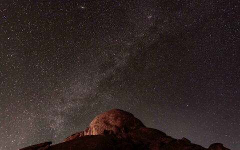 沙漠岩石度假村成为全球首批获得暗夜星空认证的度假村之一， 夜幕降临尽显希贾兹山脉景观之美