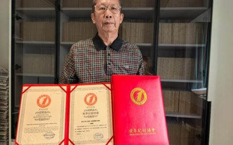 严福春手抄《读者》文章读书笔记创世界纪录