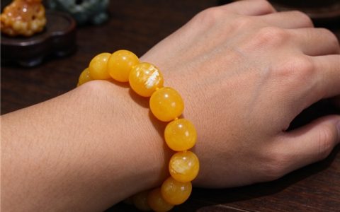 预算有限怎么挑蜜蜡？从矿口到稳定性，一次性看懂乌料、俄料蜜蜡的风格差异