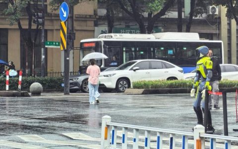 云深处人形机器人亮相西湖区 探索智慧交通新形式